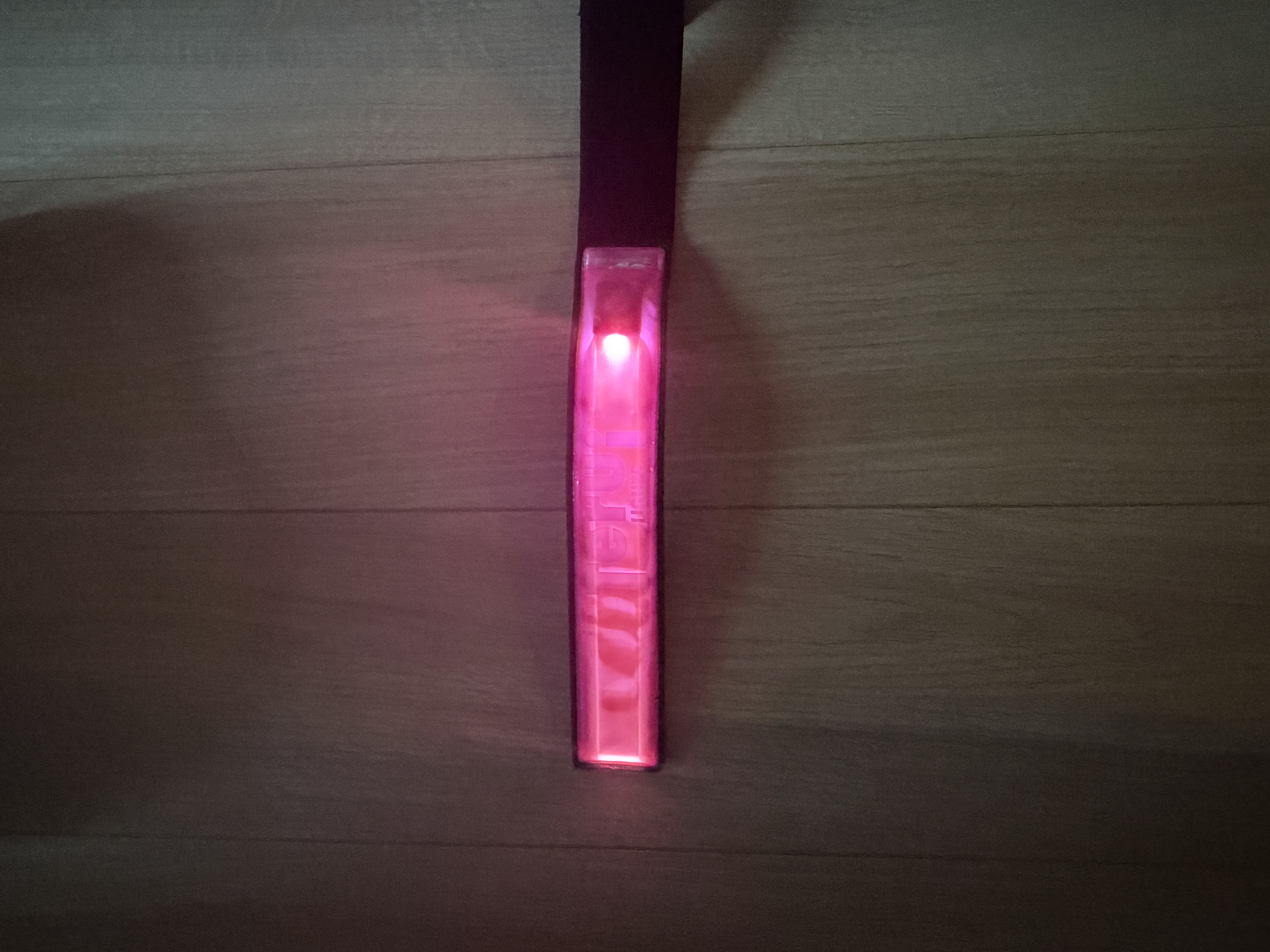 TERUI Lights の反射板。腕に巻いて光らせる暗時間帯の安全装備
